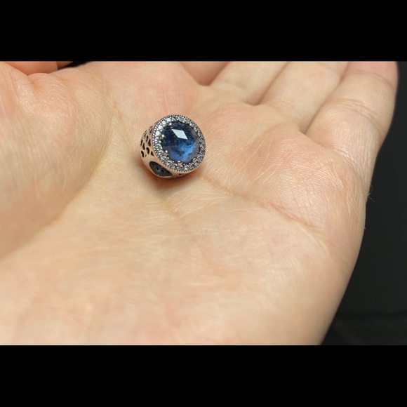 Sparkling dark blue charm - Picture 4 of 4